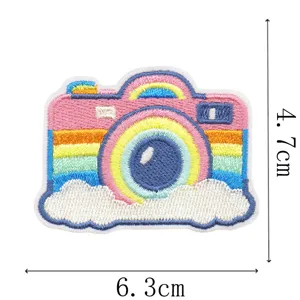 Roze geborduurde camera-applicatie met regenbooglens, wolkenrand en zichtbare maatlijnen