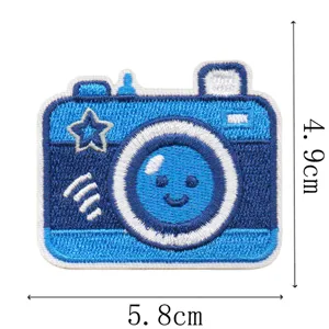 Vooraanzicht van een blauw geborduurd camera-embleem met witte rand, plat op een witte achtergrond