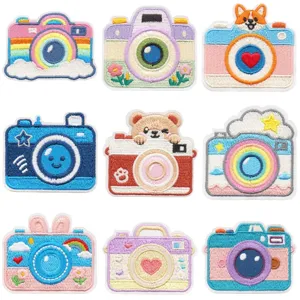 Set van negen kleurrijke geborduurde camera-emblemen met dieren, harten, regenbogen en bloemen