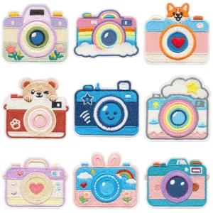 Negen kleurrijke geborduurde camera-emblemen met beer, corgi en regenboogmotieven voor tassen
