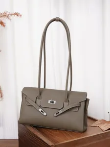 Taupefarbene Ledertasche mit Narbenprägung, silbernem Drehverschluss und langen Doppelhenkeln