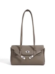 Taupefarbene Schultertasche aus genarbtem Leder mit silberfarbenem Verschluss, frontal vor Weiß