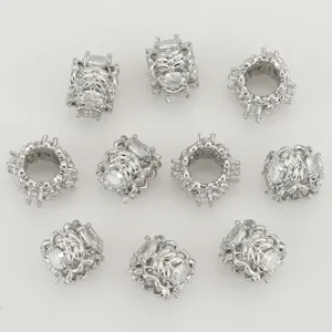 Perles ajourées argentées avec zircons clairs, présentées sous plusieurs angles sur fond gris.