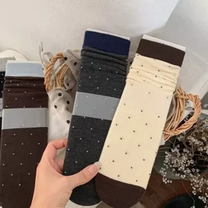 Handgehaltene gepunktete Wadenstrümpfe in Creme, Anthrazit und Braun mit kontrastierenden Bündchen
