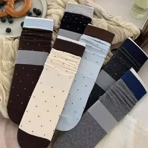Mittelhohe Socken in mehreren Farben, überlappend gelegt, mit feinen Punkten und gerippten Bündchen