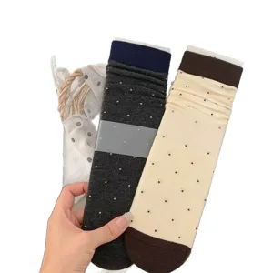 Drei Paar gestrickte Socken mit Punkten in Anthrazit, Cremeweiß, Marineblau und Braun