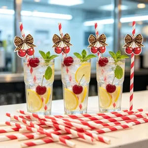 Rot-weiß gestreifte Papierstrohhalme mit Leopardenbögen und Kirschaufsätzen bei kalten Drinks