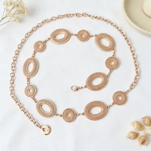 Roségouden ketting met opengewerkte ovale en ronde schakels en sluiting, plat op witte stof gelegd