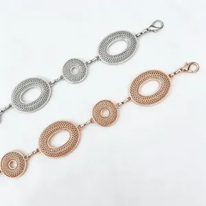 Twee armbanden met opengewerkte ovale schakels in zilver en roségoud, met karabijnsluitingen