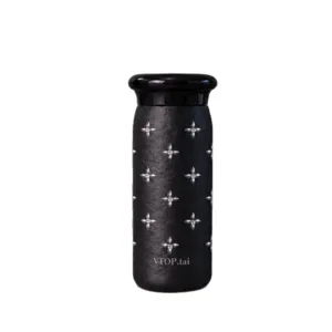 Mini tazza termica in titanio nero opaco, con stelle argentate, in verticale su sfondo bianco