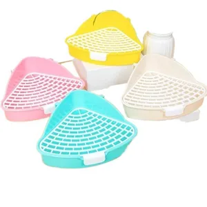 Vaschette triangolari colorate con griglie bianche e clip, disposte insieme su sfondo bianco