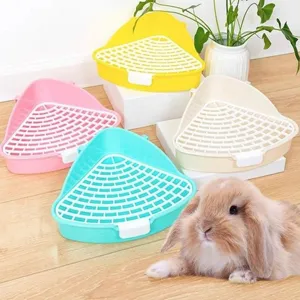 Toilette angolare in plastica per conigli, con griglia forata e clip, mostrata in quattro colori