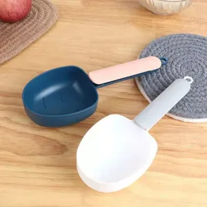 Misurini da cucina in plastica per riso e cereali, mostrati in blu-rosa e bianco-grigio