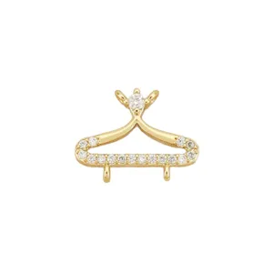 Connecteur bijou mini cintre doré, orné de zircons blancs et doté de deux anneaux inférieurs