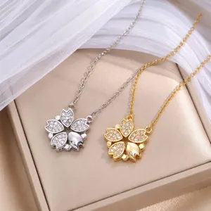 Blütenanhänger in Silber und Gold mit funkelnden Steinen an feinen Ketten in einer Schmuckbox