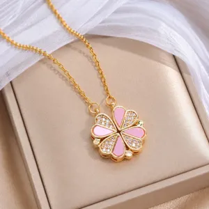 Nahaufnahme eines Kleeblattanhängers aus rosa Emaille mit weißen Zirkonia an goldfarbener Kette