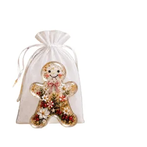 Klare Acryl-Weihnachtsdeko als Lebkuchenfigur mit festlichen Details im weißen Zugbeutel