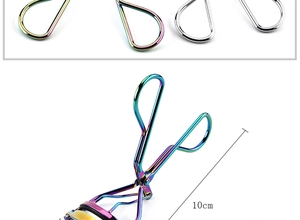 Dettaglio del piegaciglia arcobaleno e argento con indicazione della lunghezza di 10cm