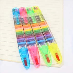 Détail de crayons de couleur empilables sur un carnet avec des coques en plastique