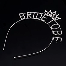 Gros plan du serre-tête argenté Bride To Be avec strass brillants et petite couronne
