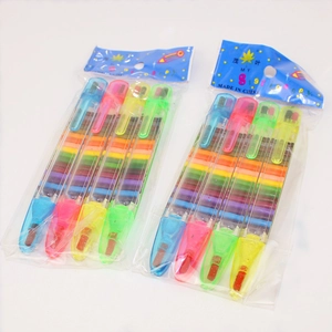 Détail de 4 crayons empilables multicolores dans un emballage plastique transparent