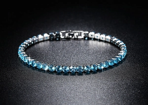Detaillierte Nahaufnahme von Silber-Tennisarmband mit blauen Zirkonia in Viererkralle