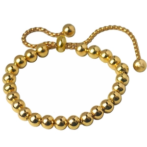 Détail d'un bracelet en perles dorées réglable avec fermoir coulissant poli