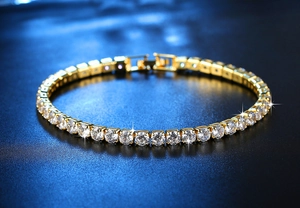 Detailansicht eines goldenen Tennisarmband mit brillant geschliffenen Zirkonia