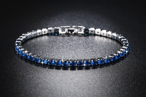Detailansicht quadratisch geschliffener blauer Zirkonia im silbernen Tennisarmband