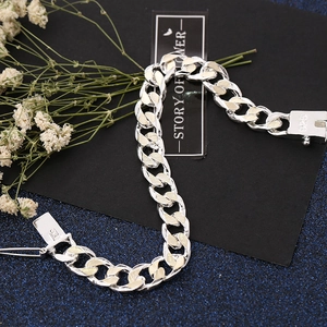 Bracelet gourmette en argent avec maillons texturés jaunes et fermoir boîte sur noir