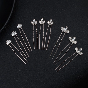 Dettaglio di 9 forcine da sposa in oro rosa con strass trasparenti e motivi floreali di cristallo