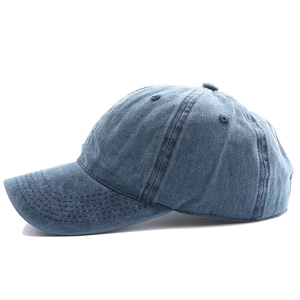Gorra de béisbol clásica en denim lavado azul vintage con visera curva y diseño de seis paneles