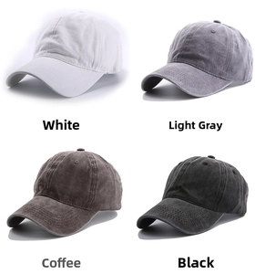 Vista detallada de gorras de béisbol en algodón lavado en blanco, gris, marrón y negro