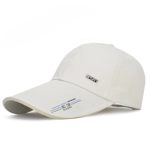 Casquette de baseball beige en coton avec visière longue et badge SPORT métallique