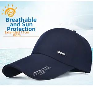Détail de la casquette bleue avec bord allongé de 11 cm et logo sport métallique