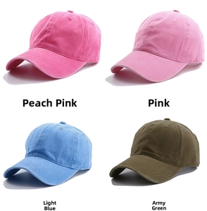 Detalle de cuatro gorras de algodón lavado en rojo rosa, rosa, azul claro y verde militar