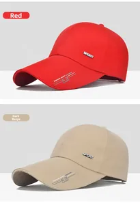 Détail de casquettes de baseball rouges et beige avec logo SPORT et texte sur la visière