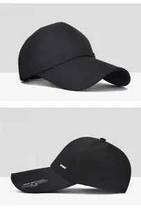 Détail de la casquette de sport noire avec logo en métal et lettrage sur le bord