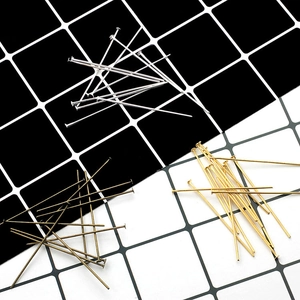 Dettaglio degli spilli a testa piatta in argento, oro e bronzo per la creazione di gioielli