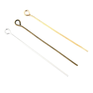 Dettaglio di chiodini a occhiello in oro, argento e bronzo per la creazione di gioielli