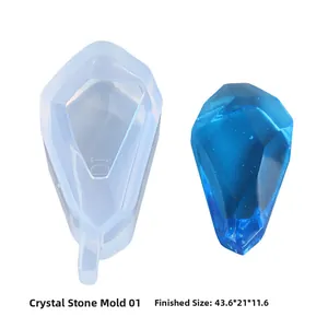 Détail macro du moule en silicone pour pendentifs en résine et bijoux de forme facettée