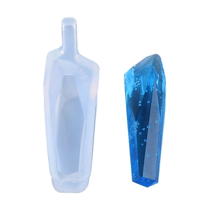 Vue macro du moule en silicone pour cristal et pendentif en résine bleue pour DIY