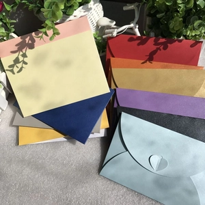 Pearlescent envelopes with heart clasp closure in assorted colors and metallic finish