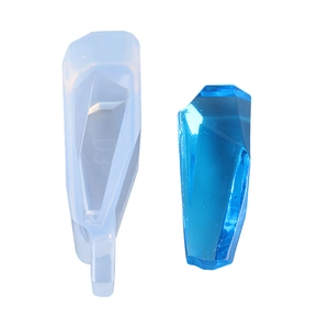 Vue détaillée du moule en silicone géométrique avec un pendentif en résine bleu cristal