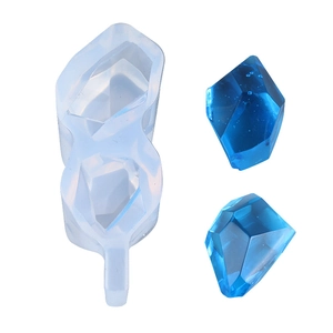 Vue détaillée des moules en silicone pour pendentifs en résine aux formes cristallines