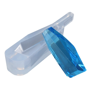 Détail du moule en silicone pour créer des pendentifs géométriques en résine bleue