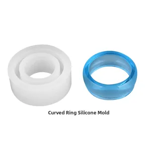 Macro-opname van siliconen mal voor bolle ringen en afgewerkte blauwe hars sieraden