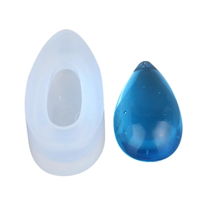Nahaufnahme der Silikonform für Wassertropfen und blauer Harzanhänger mit Loch zum Basteln