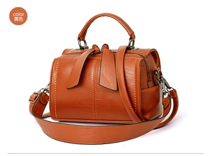 Detail der gelben Boston-Tasche mit Lychee-Lederstruktur und präzisen Nähten