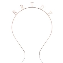 Vue détaillée du serre-tête Bride en or rose pour accessoire de mariée